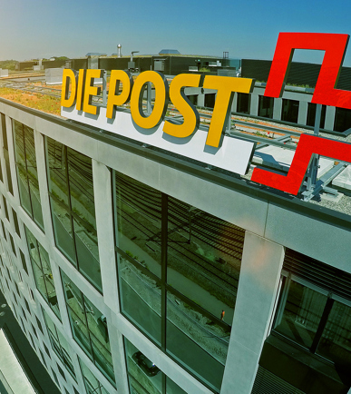 Das Logo auf dem Dach des Post-Hauptsitzes in Bern von oben